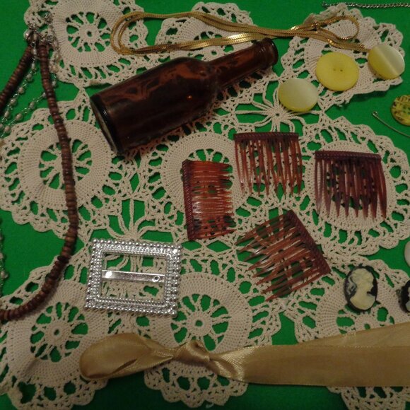 VINTAGE JEWELRY & PARTS PIECES Buttons, Clips, Doily, Bottle Etc. Lot - Picture 13 of 15